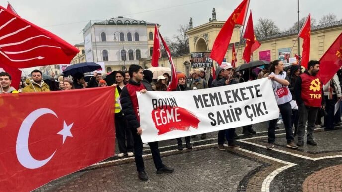 Almanya’da gözaltı ve tutuklamalara yönelik protesto